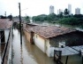 Ruas e casas alagadas no período das chuvas. Risco para as famílias e agressão ambiental. Verifica-se já uma tendência de verticalização