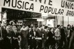 Ao lado de músicos e artistas, Gilberto Gil participa da Marcha Contra a Guitarra Elétrica, São Paulo, 17 de julho de 1967