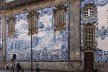 Lateral da Igreja dos Carmelitas, painéis de azulejos, desenhados, pintados e colocados em 1912, Porto