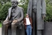 Roberto Segre com os mestres Marx e Engels, próximo da Alexanderplatz. Berlim, 2007