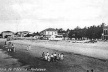 Postal da Loja Crysanthemo, datado de 1930, mostrando o novo hábito dos passeios à beira-mar na Praia de Iracema, que, até 1925, fora conhecida como Praia do Peixe