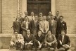 Turma de formandos do Curso de Arquitetura da Faculdade Mackenzie de 1950. Abaixados (da esquerda): 2º Diogo Faria Cradoso; 4º Arnaldo Paoliello. Em pé ao centro (da esquerda): 1º Vicente Ignati; 2º Rodolpho Ortenblad Filho; 3º Jorge Isciter; 4º Marino Ba