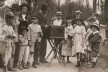 Grupo de pessoas ao redor do realejo, praça da República, São Paulo, 1910