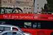 Contrastes, patrimônio edificado e ônibus turístico no centro urbano de Roma
