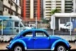 Fusca azul sobre azul, série fotográfica “Os fuscas ofuscam”