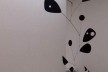 Finalização da instalação do móbile Viúva Negra, de Alexander Calder, no espaço expositivo