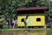 Casa no Furo da Paciência durante pintura de Sebá Tapajós em 2017