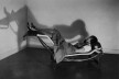 Charlotte Perriand deitada na Chaise longue basculante B 306, de 1929. Designers Le Corbusier, Pierre Jeanneret e Charlotte Perriand