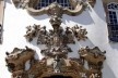 Brasão da Igreja N. S. do Carmo em Ouro Preto, destaca-se o ornamento com girassóis em estilo rococó