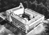 Mosteiro Dominicano de La Tourette, em Eveaux-sur-Arbresle, perto de Lyon, França, 1955/1957 – vista aérea elucidativa da composição volumétrica, remanescente de tradicional partido religioso