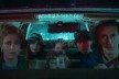 Família fugindo de automóvel da nuvem tóxica, filme Ruído branco, direção de Noah Baumbach, 2022