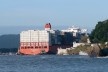 Cargueiro passando diante da Fortaleza de Santo Amaro da Barra Grande, Guarujá