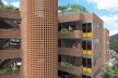 Habitacional Humuarana, fachada nordeste com circulação vertical e corredores de acesso aos apartamentos, Rio de Janeiro, 2020. Arquiteto Luiz Carlos Toledo e estagiário Maciel Antônio da Silva