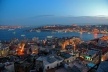 Vista nocturna desde la Torre de Gálata: el Chifre de Ouro separando la región de Beyoglu (en primer plano) y Eminonu. Al fondo, a la izquierda, una parte de Estambul en el continente asiático