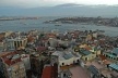 Vista diurna desde la Torre de Gálata: el Chifre de Ouro separando la región de Beyoglu (en primer plano) y Eminonu. Al fundo, a la izquierda, una parte de Estambul en el continente asiático