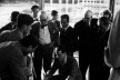 Fig. 3 - Fernando Távora no centro com, Le Corbusier, Bottoni, Wogensky, Yoshizaka, Kange, Roth, entre outros, no 8º Congresso dos CIAM em Hoddesdon, 1951