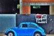 Fusca azul sobre azul II, série fotográfica “Os fuscas ofuscam”