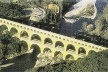 Uma imagem positiva e admirada de estrutura elevada é a Pont du Gard perto de Avignon, uma das mais belas de todas as obras sobreviventes da engenharia do Império Romano. Esta visão aérea da estrutura sem uma referência de escala (de um veículo ou ser hum