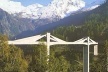 Nesta estrutura de Christian Menn, uma curiosa forma triangular formado pelos “braços” dos pilares assemelha-se com as formas dos picos nevados das montanhas ao fundo. Esses triângulos da estrutura são na verdade uma engenhosa “falsas vigas”de concreto po