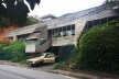 Casa e painel na rua Cunhatais, bairro do Morumbi, em São Paulo