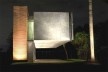 Casa en el aire. Imagen frontal nocturna. Sergio Fanego, Larissa Rojas, Miguel Duarte. Luque, Paraguay. 2008-2010.