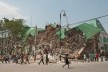 Porto Príncipe, Haiti, 2010. A busca por materiais que possam ajudar na construção de novos abrigos se torna uma atividade perigosa em meio aos escombros