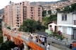 Conjunto habitacional e ponte metálica unindo os dois lados do bairro por cima da quebrada