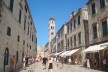 Por dentro da Cidade Antiga. A Placa ou Stradun durante o verão. O aumento de turistas e o novo colorido das roupas e do céu reforçam a beleza do lugar