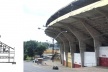 1. Corte esquemático das arquibancadas do Estádio da Fonte Nova – o trecho inferior corresponde à primeira fase da construção do Estádio, concluída em 1951, enquanto o trecho superior corresponde ao anel superior inaugurado em 1971; 2.Vista de um dos po