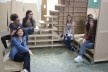 Exemplificando a área de convivência. O plano horizontal à direita serve como cama na hora de dormir