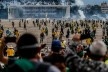 Manifestantes na praça dos Três Poderes durante os ataques de 8 de janeiro de 2023