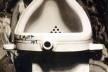 Foutain, de Marcel Duchamp, em exposição na galeria de arte 291 (Nova York) durante a mostra da Sociedade de Artistas Independentes de 1917, com a etiqueta de inscrição ainda visível