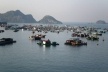 Cat Ba, barcos e casas flutuantes em frente à cidade