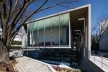 Museu de Arte Mizuta, fachada posterior abre-se para o jardim e o pátio no subsolo, Josai International University, Sakado, Japão, 2008-2011, Studio Sumo