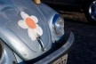 Detalhe de fusca com margarida pintada no capô