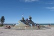 Crianças brincando no Memorial à Guerra das Malvinas, Puerto Madryn, Patagônia, Argentina