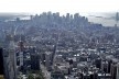 Vista aérea da cidade de Nova York, Estados Unidos. Arranha-céus do Distrito Financeiro ao fundo. Foto tirada a partir do Edifício Empire State, abr. 2008