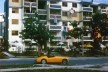 Plano geral e prédios de apartamentos construídos pelo Sistema da Microbrigada. Alamar, anos 70s. O carro amarelo era de Segre