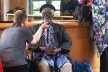 Demas Nwoko sendo entrevistado por Rupert Bickersteth. No fundo o neto Rufus Nwoko, diretor artístico do Nova Cultura de Ibadan