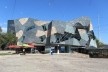 Uma das fachadas da Federation Square.