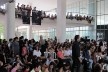 Público em mezanino e junto aos pilotis monumentais da FAU UFRJ, palestra Zaha Hadid e Patrik Schumacher na FAU UFRJ