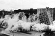 A famosa, celebrada implosão do premiado Conjunto Pruitt-Igoe, em St. Louis, Missouri, E.U.A., em 1972. Jencks escreveu que era assim que o Movimento Modernista finara