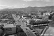 Fotografia dos anos de 1930 tendo em segundo plano o Pico Belo Horizonte na Serra do Curral