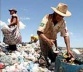 “Raimundo Mendes, de 75 anos, cata o lixo de um grande depósito próximo à Estrutural, buscando objetos para vender ou reciclar”