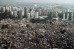 Edifícios e favela no bairro do Morumbi, São Paulo