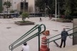 Praça Roosvelt, jovens sentados na escada observando skatistas