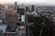 Museo Mamoria y Tolerancia, vista a partir do mirante da Torre Latinoamericana: Parque Alameda Central, av. Juaréz e o conjunto onde está inserido o museu, Cidade do México. Arquitetos Arditti + RDT