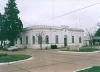 Edifício do Comissariado de Monte Caseros, diante da praça principal Cristóvão Colombo