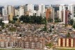 Vista da favela Real Parque, com prédios do bairro do Morumbi ao fundo, São Paulo SP