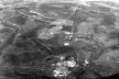 Vista aérea do início da construção de Brasília tendo em primeiro plano o Palácio do Alvorada, 1957/58